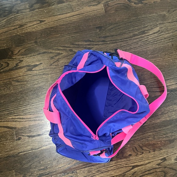 Vintage Nike Duffle Bag in a rich purple/navy with neon pink strap - Picture 6 of 9
